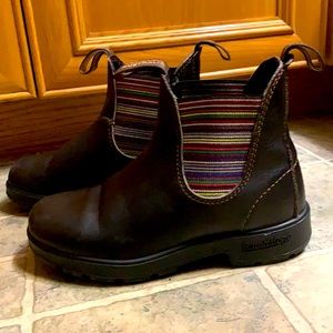 Blundstones in Dark Brown with Rainbow 🌈 on sides. Size US 6 or Aus 3.5